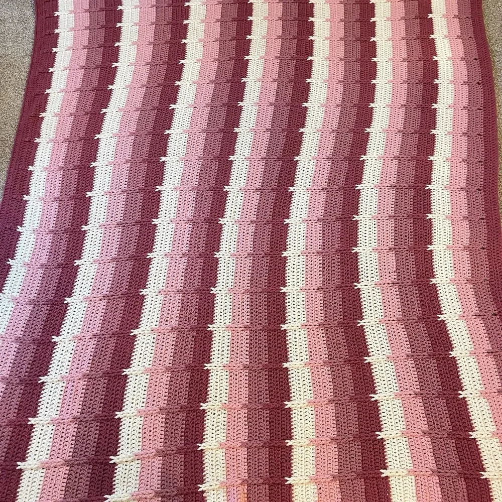 Vtg 70s Pink Stripe Granny Knit boho Blanket Cottagecore 55x75 FULL afghan throw